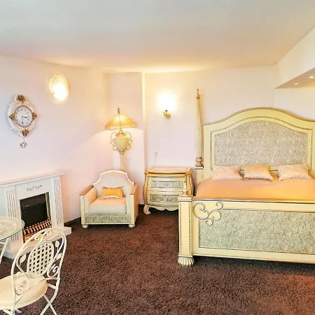 Sunny Honeymoon Apartment *